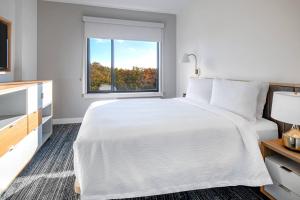 レンタムにあるTownePlace Suites By Marriott Wrentham Plainvilleのベッドルーム(大きな白いベッド1台、窓付)