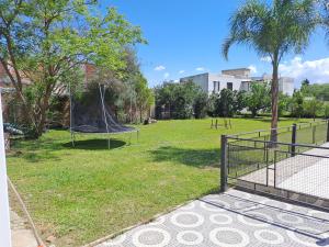 Kebun di luar Casa con piscina y parque en Salta , zona aeropuerto