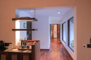 Una cocina o kitchenette en Marari Beach Resort Alleppey- a CGH Earth Experience