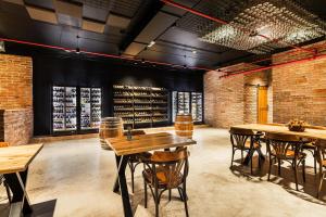 - une salle de dégustation de vin avec des tables et des chaises dans l'établissement Hotel Savannah, à Chvalovice