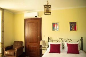 A bed or beds in a room at Cosy Historical House in Lamego - Quinta do Cabo