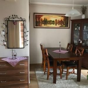 comedor con mesa y espejo en Rózsadomb apartman, en Pécs