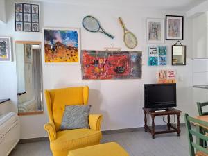 TV at/o entertainment center sa Casa In Contrada by Quokka 360 - Village life and lake