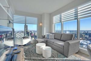 אזור ישיבה ב-Spectacular Skyline Views - Downtown Montreal - Luxury Condo & Penthouse