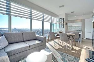 אזור ישיבה ב-Spectacular Skyline Views - Downtown Montreal - Luxury Condo & Penthouse