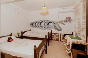 duas camas individuais num quarto com duas mesas em Berat Backpackers Hostel em Berati