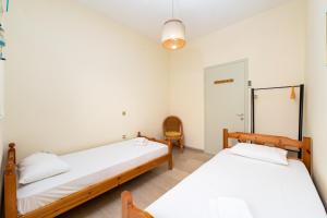 Un pat sau paturi într-o cameră la Sainis Rooms