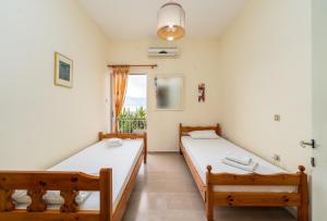 Un pat sau paturi într-o cameră la Sainis Rooms