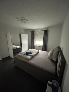 - une chambre avec un grand lit et un miroir dans l'établissement MR Ferienwohnung - Wohnung Mary, à Barsinghausen