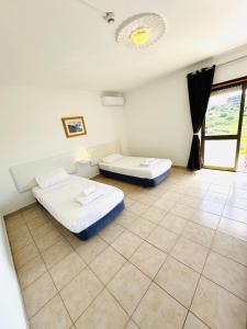 Giường trong phòng chung tại Portimao Central Holiday Guesthouse