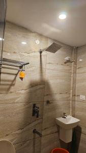 bagno con lavandino e doccia di LMR Stays and Holidays a Trichūr