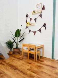 a room with a table and a shelf on a wall at Bos Water Huisje Veluwemeer in Biddinghuizen