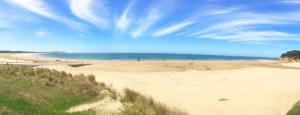 vistas a una playa con el océano en el fondo en On the doorstep of Torquays cafes and beaches, en Torquay