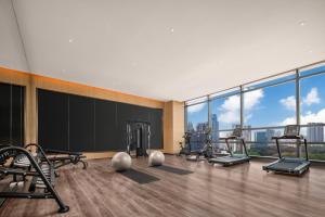 una palestra con macchinari per il cardio-fitness in un edificio con vista di Holiday Inn Express Shenzhen Futian Center, an IHG Hotel a Shenzhen