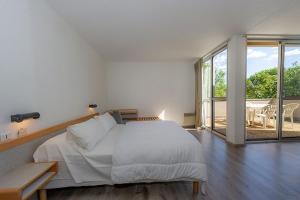 A bed or beds in a room at Domaine de Chaussy