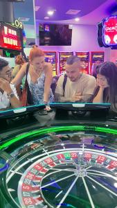 Un gruppo di persone che giocano alla roulette in un casinò di Hotel Marco Polo Rodadero a Santa Marta