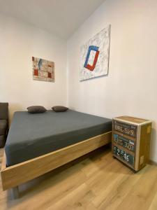 - une chambre avec un lit et une ancienne radio dans l'établissement Garsoniéra Ostrava City centr, Na Hradbách 118, à Ostrava