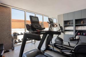 een fitnessruimte met twee loopbanden en een loopband bij Convent Square Lisbon, Vignette Collection by IHG in Lissabon