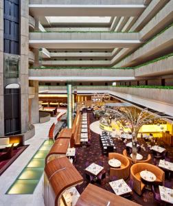 - une vue de tête sur un restaurant avec des tables et des chaises dans l'établissement Hyatt Regency O'Hare Chicago, à Rosemont