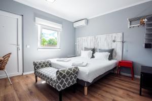 Tempat tidur dalam kamar di Lagos Uptown Bed & Breakfast