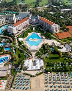 uma vista panorâmica de um resort com uma piscina em Kaya Belek em Belek