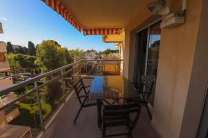 een balkon met een tafel en stoelen en uitzicht bij DIFFERENTFLATS Palafox in Salou