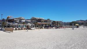 un grupo de personas en una playa con edificios en maison plages et calanques 6 personnes, en Marsella