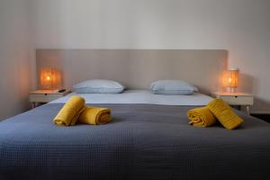 Una cama o camas en una habitación de Yellow Inn Aveiro