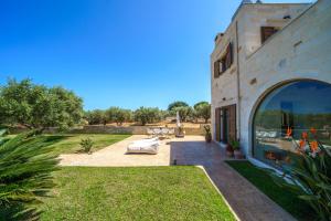 un patio de un edificio con un sofá en el patio en FOS residence - ΦΩΣ ,luxury villa, en La Canea