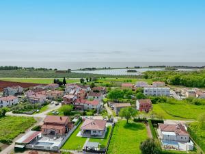 een luchtzicht op een woonwijk met een rivier bij Villa Tea in Umag