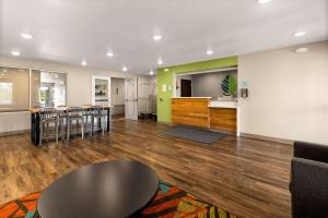 una grande stanza con tavolo e sedie e una cucina di WoodSpring Suites Bowling Green I-65 a Bowling Green