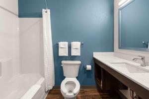 e bagno con servizi igienici, vasca e lavandino. di WoodSpring Suites Bowling Green I-65 a Bowling Green