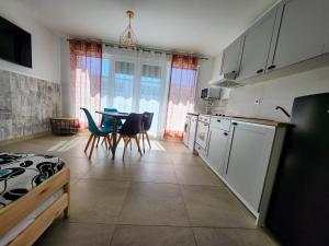 uma cozinha e sala de jantar com mesa e cadeiras em Apartamentos Playa De Covachos em Soto de la Marina