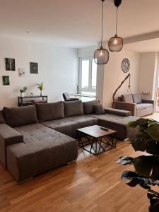 een woonkamer met een bank en een tafel bij KeyHosting Apartment Zentral Parkplatz in Aschaffenburg