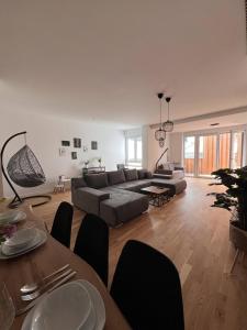 een woonkamer met een bank en een tafel bij KeyHosting Apartment Zentral Parkplatz in Aschaffenburg