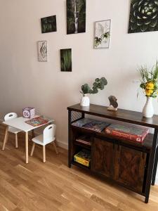 een woonkamer met een tafel en een tafel en stoelen bij KeyHosting Apartment Zentral Parkplatz in Aschaffenburg