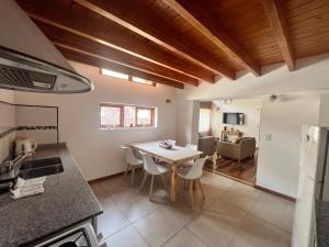 een keuken en eetkamer met een tafel en stoelen bij Departamentos Turismo de un dormitorio y dos dormitorios in San Martín de los Andes