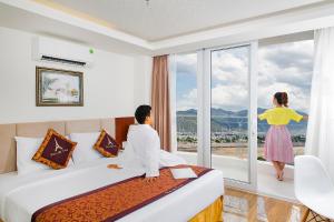 Cama ou camas em um quarto em Paris Hotel & Apartment Nha Trang