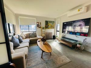 TV i/ili zabavni centar u objektu Sydney Stay - 5 Bedroom with AC, Study and TVs