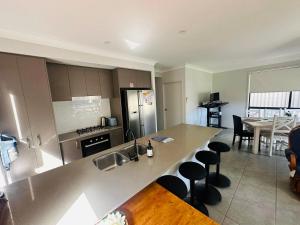 Kuhinja ili čajna kuhinja u objektu Sydney Stay - 5 Bedroom with AC, Study and TVs