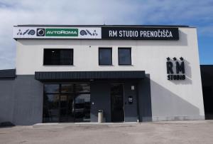 budynek z napisem "rm studio provokatorów" w obiekcie RM Roma Studio w mieście Celje