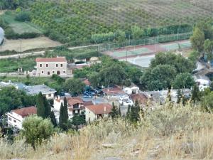 Une petite ville avec beaucoup de maisons et d'arbres dans l'établissement La Casa di Ercole across bay of Nafplio., à Myloi