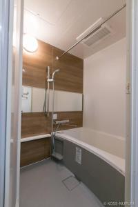 bagno con doccia e lavandino di bHOTEL Origaminn 303 - 5 mins PeacePark a Hiroshima