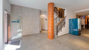 una columna naranja en una habitación con escalera en Faro Heart Suites, en Faro