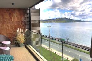 un balcón con vistas a un cuerpo de agua en HOM I Hermoso Depto3D2B con parking vista al lago Pto Varas, Sin calefacción, en Puerto Varas