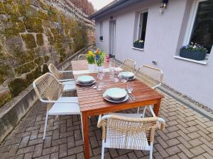 uma mesa de madeira e cadeiras num pátio em Ferienwohnung - Zum alten Fritz - Suhl, 2 Schlafzimmer, 2 Terrassen em Suhl