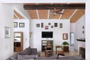 Televisyen dan/atau pusat hiburan di Welcome to Villa Cristy 3-BR 3 5-WC in the La Floresta area