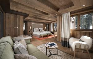 En eller flere senge i et værelse på Hôtel Barrière Les Neiges Courchevel