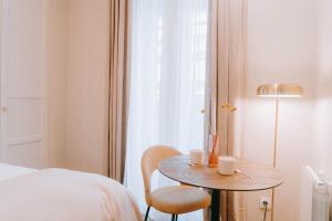 เตียงในห้องที่ Apparts' Rennes BnB Duhamel- Centre Gare