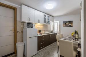 Dapur atau dapur kecil di Holiday Home Riva Promenade